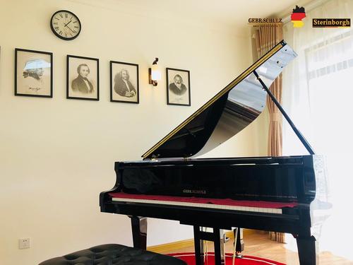 每一台舒尔兹-斯坦伯格钢琴都堪称艺术品的 ,代表着一段段钢琴制造